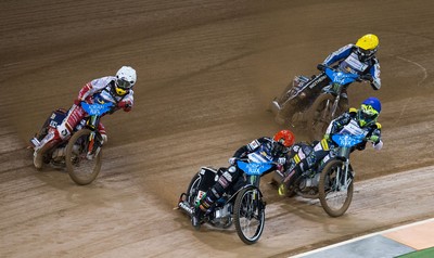 210718 - British FIM Speedway Grand Prix, Cardiff - Tai Woffinden of Great Britain leads the riders around the track in the first race