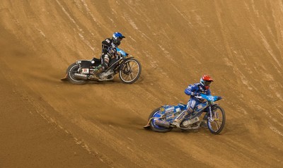 210718 - British FIM Speedway Grand Prix, Cardiff - Bartosz Zmarzlik from Poland leads Tai Woffinden of Great Britain to win the British FIM Speedway Grand Prix