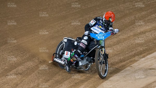 210718 - British FIM Speedway Grand Prix, Cardiff - Tai Woffinden of Great Britain leads the riders around the track in the first race