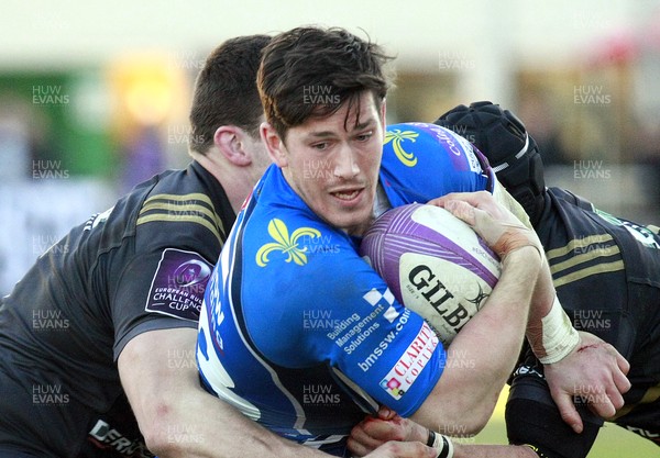 210117 - Brive v Newport-Gwent Dragons - European Rugby Challenge Cup - Sam Beard of Dragons looks for a way through by Huw Evans Agency