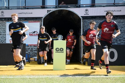 270426 - Bro Teifi v Maes Y Gwendraeth - Road to Principality Finals - Boys U18s Plate - Both sides run out at the start of the match