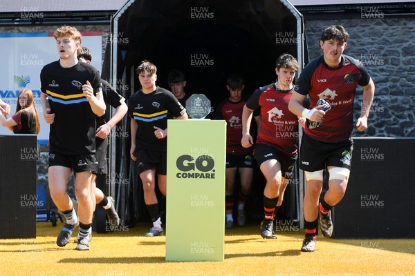 270426 - Bro Teifi v Maes Y Gwendraeth - Road to Principality Finals - Boys U18s Plate - Both sides run out at the start of the match