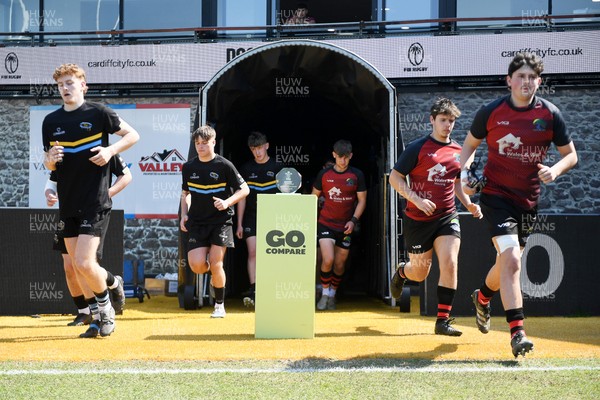 270426 - Bro Teifi v Maes Y Gwendraeth - Road to Principality Finals - Boys U18s Plate - Both sides run out at the start of the match