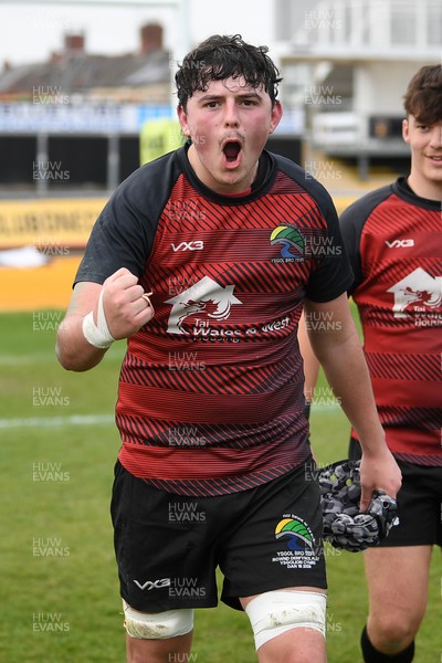 270426 - Bro Teifi v Maes Y Gwendraeth - Road to Principality Finals - Boys U18s Plate - Bro Teifi celebrate at full time