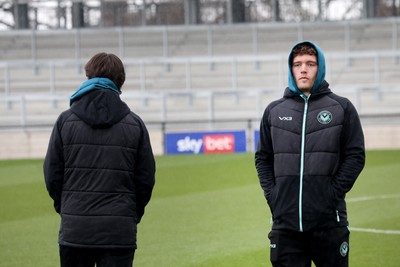 010126 - Bromley v Newport County - Sky Bet League 2 - Newport players walk in the rain to check the pitch