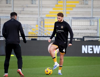 010126 - Bromley v Newport County - Sky Bet League 2 - Newport players warm up