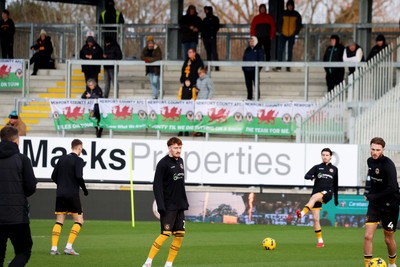 010126 - Bromley v Newport County - Sky Bet League 2 - Newport players warm up
