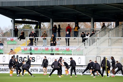 010126 - Bromley v Newport County - Sky Bet League 2 - Newport players warm up