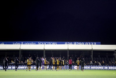 010126 - Bromley v Newport County - Sky Bet League 2 - players applaud the fans