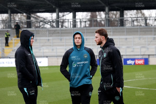 010126 - Bromley v Newport County - Sky Bet League 2 - Newport players walk in the rain to check the pitch