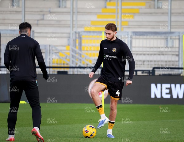 010126 - Bromley v Newport County - Sky Bet League 2 - Newport players warm up