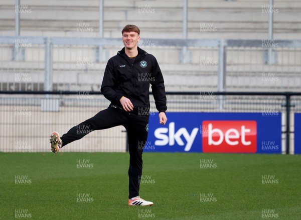 010126 - Bromley v Newport County - Sky Bet League 2 - Newport players warm up 