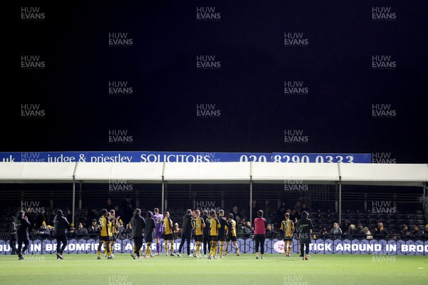 010126 - Bromley v Newport County - Sky Bet League 2 - players applaud the fans
