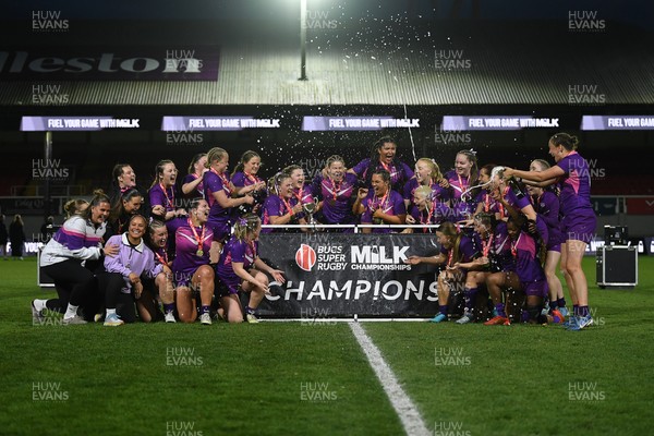220426 - Brunel v Loughborough - Women's BUCS Final - Loughborough celebrate lifting the trophy at full time