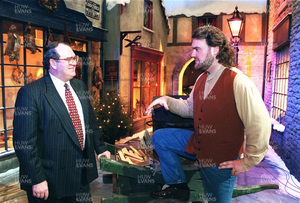 241295 - Singer Bryn Terfel on Christmas show set with Bank of Wales Chief Executive David Williams 