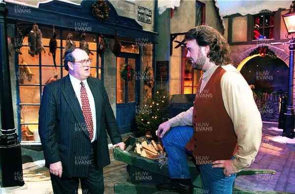 241295 - Singer Bryn Terfel on Christmas show set with Bank of Wales Chief Executive David Williams 