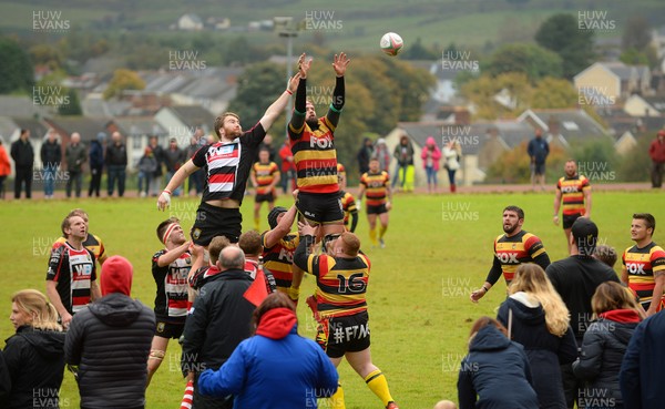 300917 - Brynmawr v Brecon - SWALEC Division One East - Andrew Hosie of Brecon and Gavin Knapp of Brynmawr compete for line-out ball