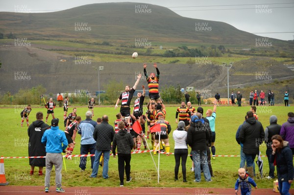 300917 - Brynmawr v Brecon - SWALEC Division One East - Andrew Hosie of Brecon and Gavin Knapp of Brynmawr compete for line-out ball