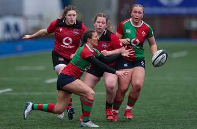 110126 - Brython Thunder v  Clovers, Celtic Challenge - Emily Lane of Clovers feeds the ball out