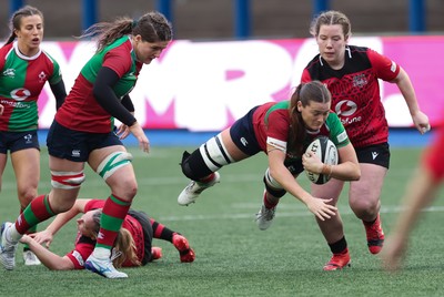 110126 - Brython Thunder v  Clovers, Celtic Challenge - Jane Clohessy of Clovers takes on Rhian Bowden of Brython Thunder