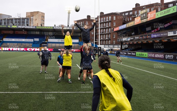 110126 - Brython Thunder v  Clovers, Celtic Challenge - Clovers warm up ahead of the match