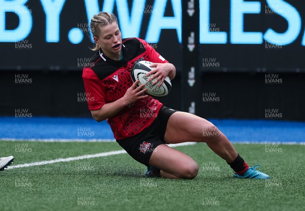 110126 - Brython Thunder v  Clovers, Celtic Challenge - Amy Williams of Brython Thunder races in to score try