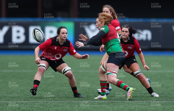 110126 - Brython Thunder v  Clovers, Celtic Challenge - Rosie Searle of Clovers feeds the ball out
