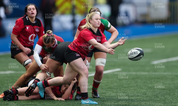 110126 - Brython Thunder v  Clovers, Celtic Challenge - Seren Lockwood of Brython Thunder feeds the ball out