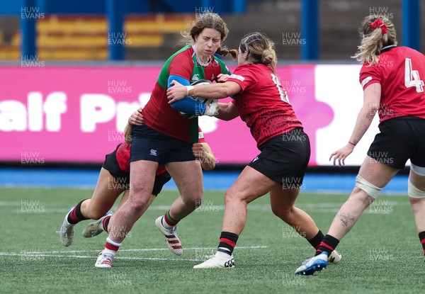 110126 - Brython Thunder v  Clovers, Celtic Challenge - Caitriona Finn of Clovers attacks