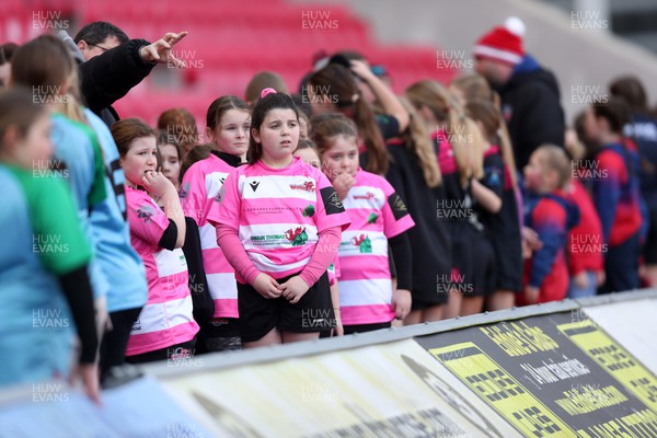 140124 - Brython Thunder v Edinburgh Rugby - Celtic Challenge - Young players watch the game 