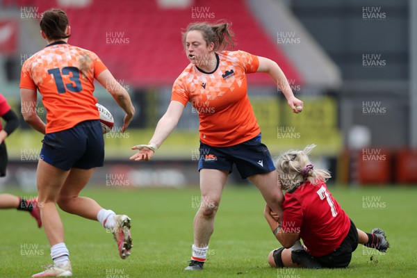 140124 - Brython Thunder v Edinburgh Rugby - Celtic Challenge - Briar McNamara feeds Emma Orr Edinburgh