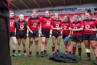 140226 - Brython Thunder v Edinburgh - Celtic Challenge - Natalia John of Brython Thunder speaks to the players in a huddle at the end of the match