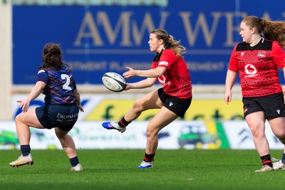 140226 - Brython Thunder v Edinburgh - Celtic Challenge - Hannah Bluck of Brython Thunder passes the ball