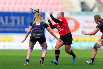140226 - Brython Thunder v Edinburgh - Celtic Challenge - Savannah Picton-Powell of Brython Thunder passes the ball