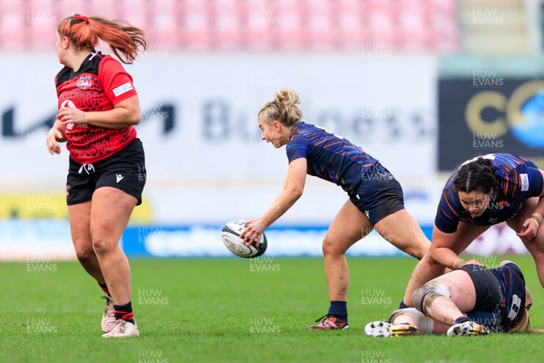 140226 - Brython Thunder v Edinburgh - Celtic Challenge - Emily Love of Edinburgh passes the ball