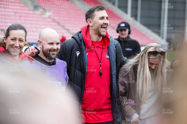 140226 - Brython Thunder v Edinburgh - Celtic Challenge - Brython Thunder head coach Ashley Beck speaks to the team after the match