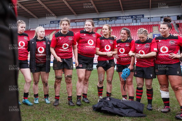 140226 - Brython Thunder v Edinburgh - Celtic Challenge - Natalia John of Brython Thunder speaks to the players in a huddle at the end of the match