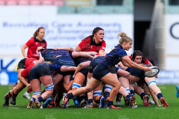 140226 - Brython Thunder v Edinburgh - Celtic Challenge - Emily Love of Edinburgh passes the ball