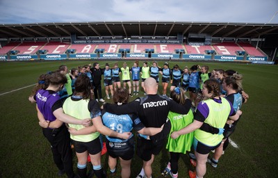 090325  Brython Thunder v Glasgow Warriors, Celtic Challenge - The Glasgow Warriors team huddle up at the end of the match