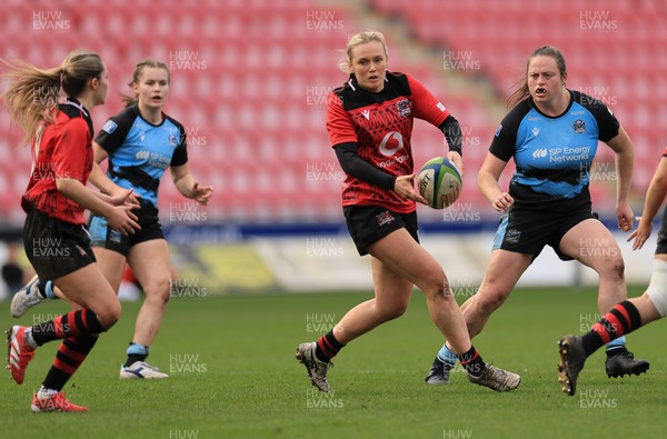 090325  Brython Thunder v Glasgow Warriors, Celtic Challenge - Meg Webb of Brython Thunder feeds the ball out