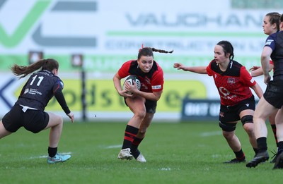 201225 - Brython Thunder v Glasgow Warriors, Celtic Challenge - Amelia Tutt of Brython Thunder takes on Hannah Smyth of Glasgow Warriors and Briar McNamara of Glasgow Warriors