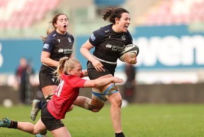 201225 - Brython Thunder v Glasgow Warriors, Celtic Challenge - Gemma Bell of Glasgow Warriors breaks for the line to set up a try for Ailsa Merryweather of Glasgow Warriors