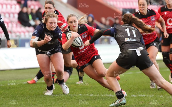 201225 - Brython Thunder v Glasgow Warriors, Celtic Challenge - Hanna Marshall of Brython Thunder takes a quick penalty to score try