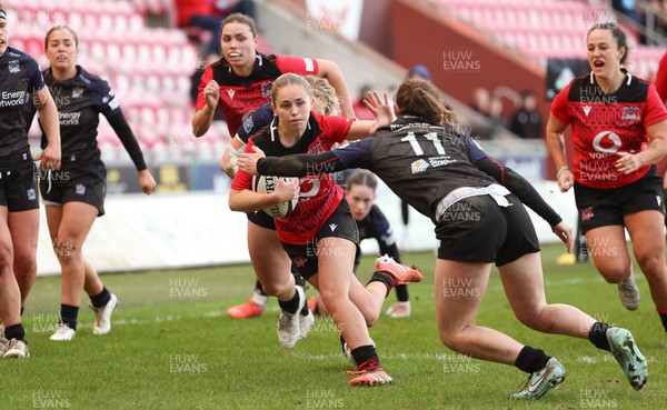 201225 - Brython Thunder v Glasgow Warriors, Celtic Challenge - Hanna Marshall of Brython Thunder takes a quick penalty to score try