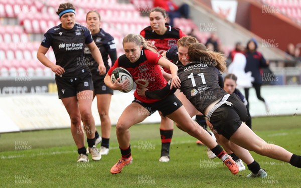 201225 - Brython Thunder v Glasgow Warriors, Celtic Challenge - Hanna Marshall of Brython Thunder takes a quick penalty to score try