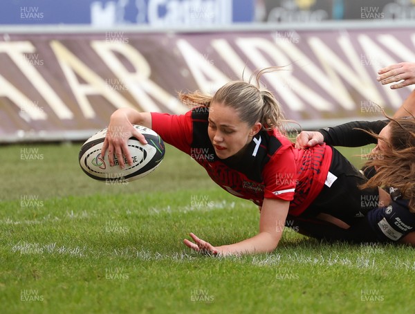 201225 - Brython Thunder v Glasgow Warriors, Celtic Challenge - Hanna Marshall of Brython Thunder takes a quick penalty to score try