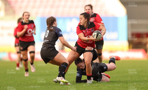 201225 - Brython Thunder v Glasgow Warriors, Celtic Challenge - Ffion Lewis of Brython Thunder takes on Rianna Darroch of Glasgow Warriors