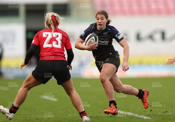 201225 - Brython Thunder v Glasgow Warriors, Celtic Challenge - Nicole Flynn of Glasgow Warriors takes on Meg Webb of Brython Thunder