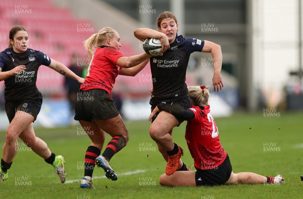 201225 - Brython Thunder v Glasgow Warriors, Celtic Challenge - Nicole Flynn of Glasgow Warriors takes on Meg Webb of Brython Thunder