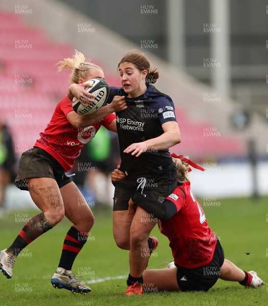 201225 - Brython Thunder v Glasgow Warriors, Celtic Challenge - Nicole Flynn of Glasgow Warriors takes on Meg Webb of Brython Thunder